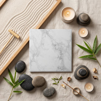 Eleganter weißer Carrara-Marmor mit weicher grauer Fliese
