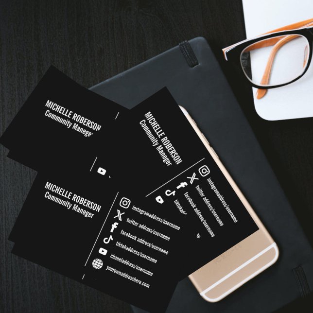 Eleganter, weißer Hintergrund für soziale Medien Visitenkarte (Personalized professional black and white elegant social media icons business card)