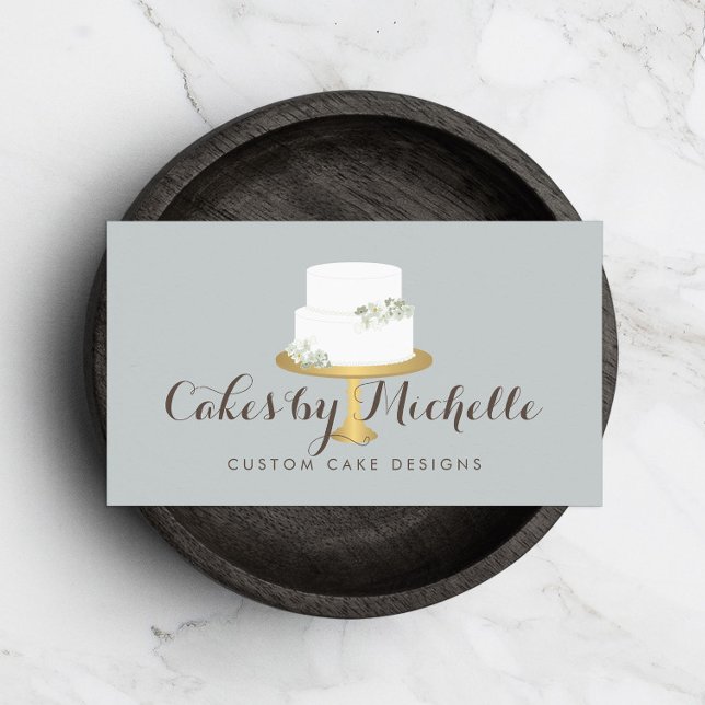 Eleganter weißer Kuchen mit floraler Torte Visitenkarte (Von Creator hochgeladen)