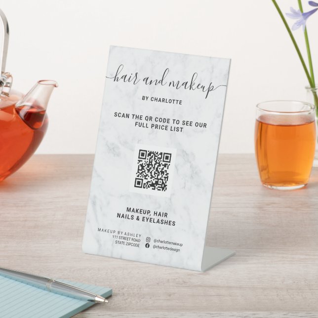 Eleganter, weißer Marmor-Make-up, digitaler QR-Pre Sockelschild (In SItu)