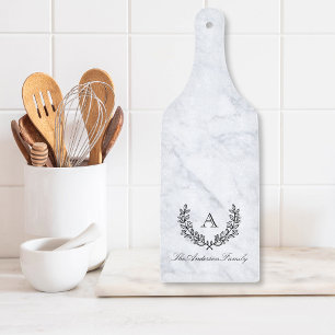 Eleganter weißer Marmorkranz Familienname Glas Schneidebrett