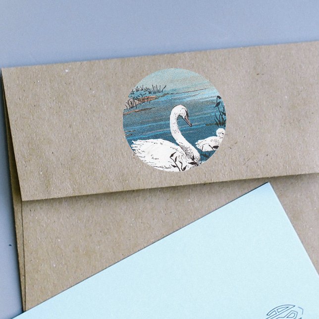 Eleganter weißer Schwan mit Baby Runder Aufkleber (Beautiful white swan with baby in blue lake on round stickers.)