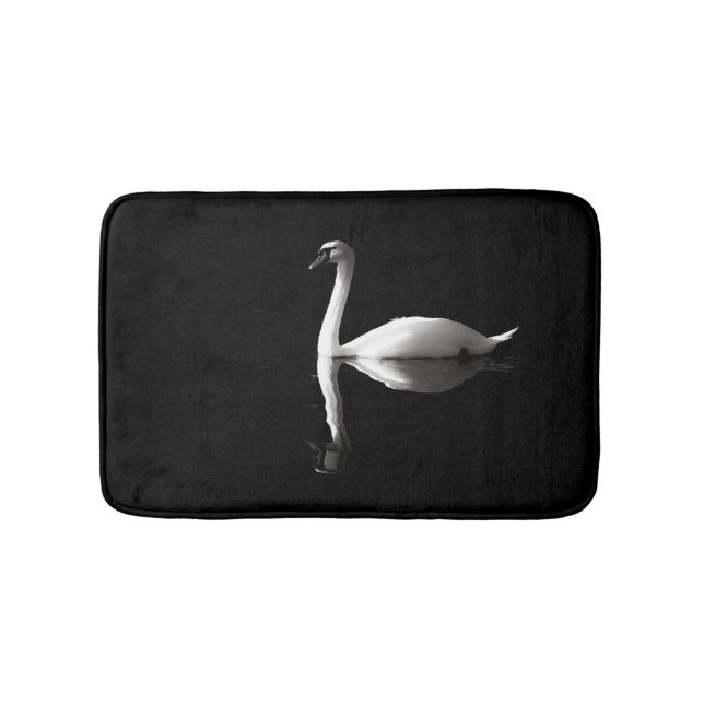 Eleganter weißer Schwan Reflektion am Schwarzen Se Badematte (Vorderseite)
