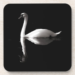 Eleganter weißer Schwan Reflektion am Schwarzen Se Getränkeuntersetzer