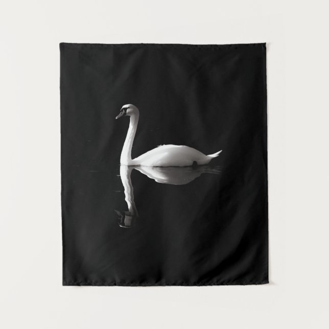 Eleganter weißer Schwan Reflektion am Schwarzen Se Wandteppich (Vorderseite)