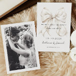 Eleganter White Bow Save the Date mit Foto<br><div class="desc">"Wir binden den Knoten" Hochzeit speichern Sie das Datum Einladung mit einem eleganten weißen Bogen-Design und handgeschriebenen Drehbuch-Schriftart. Fügen Sie Ihr Foto auf die Rückseite für eine persönliche Touch.</div>