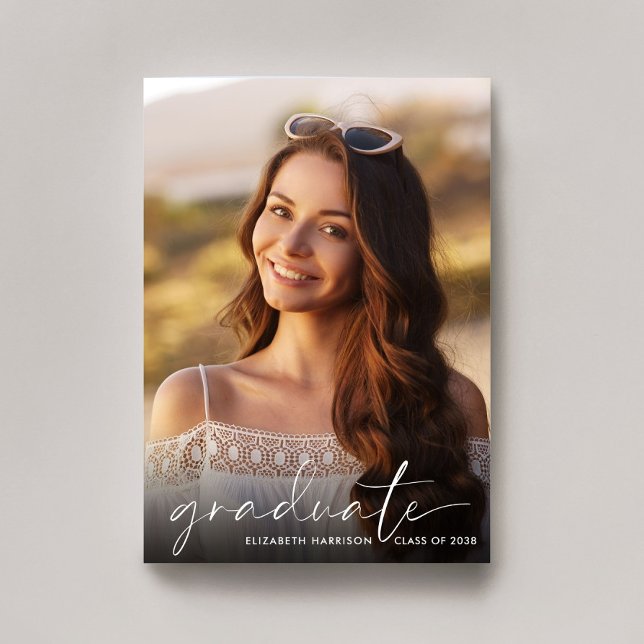 Eleganter White Script Foto Overlay-Abschluss Ankündigung (Cherish the milestone: share your graduate's achievement with a custom photo graduation announcement)