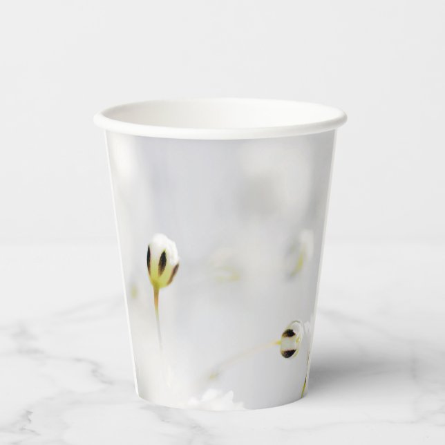 Eleganter Whitepaper-Becher mit weißer Blume Pappbecher (Vorderseite)