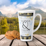 Elegantes 18. Geburtstag von Porzellan Milchtasse<br><div class="desc">Feiern Sie den 18. Hochzeitstag mit dieser Gedenkfeier der letzten Tasse. Elegante, schwarze Serifenschrift mit goldgegossenen, sechseckigen Konfetti auf weißem und porzellanblau marmoriertem Hintergrund mit schwarzen Balken verleihen diesem besondere Anlass und Meilenstein eine unvergessliche Touch. Passen Sie die Namen der glücklichen Paare an und fügen Sie Daten und/oder personalisierte Nachrichten...</div>