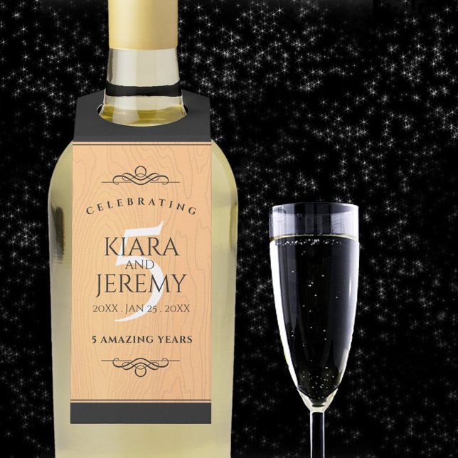 Elegantes 5. Jubiläum der Hochzeit von Holz Flaschenanhänger (5th (wood) wedding anniversary bottle hanger with champagne flute on a starry night sky.)