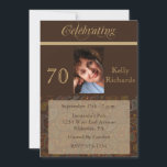 Elegantes 70. Geburtstagsparty Foto Einladungen<br><div class="desc">Die Gäste werden Liebe haben,  diese elegante 70. Geburtstagsfeier mit einem Bild des Ehrengastes zu empfangen. Anpassen Sie diese Einladung einfach mit Ihren Informationen.  Sie können sogar die Schriftart ändern!</div>