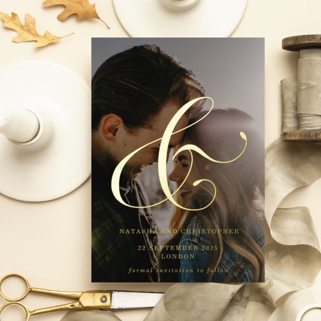 Elegantes Ampersand Overlay-Foto Save the Date Folieneinladung (Von Creator hochgeladen)