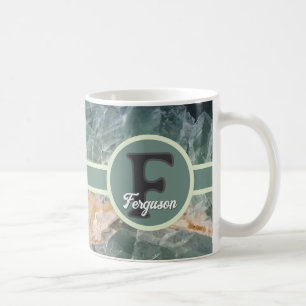 Elegantes Anfangsmonogramm des Familiennamens aus Kaffeetasse