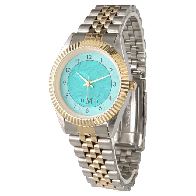 Elegantes Aquamarines Imitat Foil Monogramm Armbanduhr (Schrägansicht)