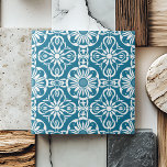 Elegantes, Aquamarines portugiesisches Muster Symm Fliese<br><div class="desc">Dieses elegante, Aquamarine portugiesische Muster Symmetrische Weiße Keramik-Fliesen zeichnet sich durch ein Vintag inspiriertes Muster aus aufwändigen aquamarin-weißen Blumenmotiven aus, perfekt symmetrisch, um jedem Raum ein Gefühl von Ausgewogenheit und Harmonie zu verleihen. Mit seinen raffinierten geometrischen Formen verströmt diese Kachel eine luxuriöse und raffinierte Ästhetik, die sich sowohl für die...</div>