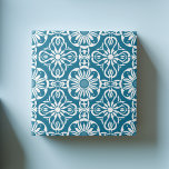 Elegantes, Aquamarines portugiesisches Muster Symm Fliese<br><div class="desc">Dieses elegante, Aquamarine portugiesische Muster Symmetrische Weiße Keramik-Fliesen zeichnet sich durch ein Vintag inspiriertes Muster aus aufwändigen aquamarin-weißen Blumenmotiven aus, perfekt symmetrisch, um jedem Raum ein Gefühl von Ausgewogenheit und Harmonie zu verleihen. Mit seinen raffinierten geometrischen Formen verströmt diese Kachel eine luxuriöse und raffinierte Ästhetik, die sich sowohl für die...</div>