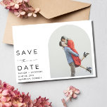 Elegantes Arch Foto Moderne Hochzeit Save The Date<br><div class="desc">Unser elegantes Arch Foto Moderne Hochzeit Speichern Sie die Date-Karte ist eine zeitlose und elegante Wahl, um Ihren besonderen Tag zu verkünden. Bei diesem Design geht es darum, Ihre gepflegten Erinnerungen in den Vordergrund zu stellen und Ihre Liebe in den Mittelpunkt der Bühne zu stellen. Passen Sie mit zwei Ihrer...</div>