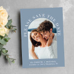 Elegantes Arch Foto QR Code Dusty Blue Save The Date<br><div class="desc">Moderne staubblaue Hochzeiten sichern die Dattelkarte mit Ihrem Foto in einem gewölbten Rahmen, umgeben von "Bitte Save the Date" in elegantem Weiß. Fügen Sie unter Ihrem Foto Ihre Vornamen, Ihr Hochzeitstermin und Ihren Ort hinzu. Auf der Rückseite personalisieren Sie die Save the Date Details in weißer Typografie und geben Ihre...</div>