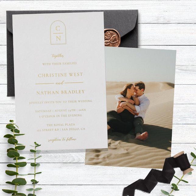 Elegantes Arch Monogram Foto Wedding Gold Folieneinladung (Von Creator hochgeladen)