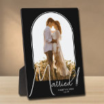 Elegantes Arch Wedding Foto Black Fotoplatte<br><div class="desc">Ein besonderer Sake zeigt Ihr Foto in einem eleganten Bogendesign mit dem Text "Verheiratet" in schicken Texten, Ihren Namen und Ihren Hochzeitstag. Ein wunderschönes Geschenk für Ihre Familie und ein fantastisches Gedächtnis, das Sie auf Ihrer eigenen Zuhause ausstellen können. HINTERGRUND Farbe kann geändert werden! MEHR FARBEN in unserer Sammlung.</div>