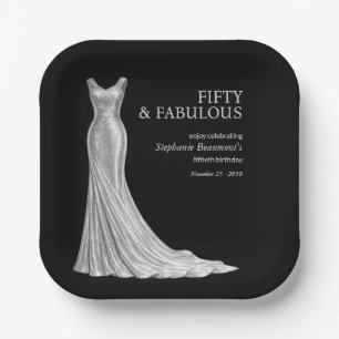 Elegantes atemberaubendes silbernes Kleid zur 50. Pappteller