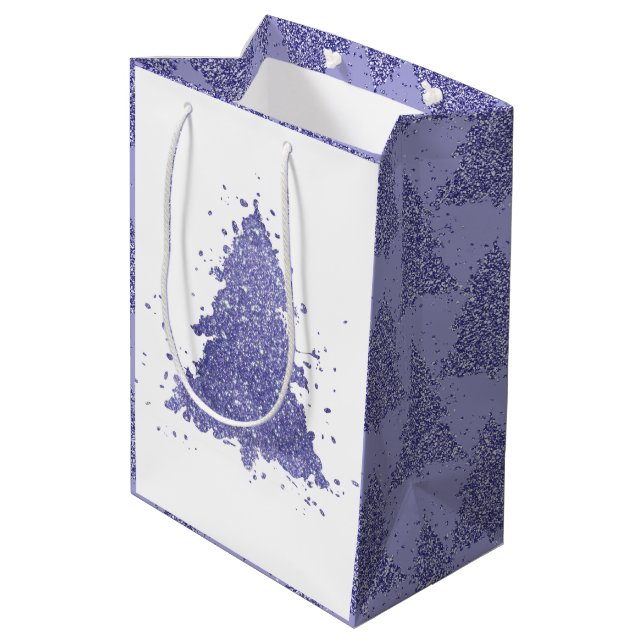 Elegantes Baummuster | Dusty Mauve Pink Weihnachte Mittlere Geschenktüte (Rückseite Schrägansicht)