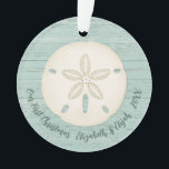 Elegantes Beach Sand Dollar Foto Erstes Weihnachts Ornament<br><div class="desc">Ein fröhlicher Weihnachtsschmuck mit einem Sand-Dollar und einem verwitterten Holzboden für Ihre 1. Weihnachtsfeier. Ideal für Neuvermählte. Lege ein Foto für die Flitterwochen am Strand auf die Rückseite. Personalisieren Sie die Front mit Ihren Namen und das Jahr. Entworfen für Sie von BlackBerry Boulevard.</div>