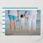 Elegantes Beach Vacation Foto Weihnachten Gold Folien Feiertagskarte<br><div class="desc">Verpassen Sie den Feiertag mit dieser nautischen Weihnachtskarte,  die ein einfaches Design mit den Worten "Seas and Greetings" in einem eleganten,  in echter Goldfolie gedruckten Drehbuch enthält,  und lassen Sie sich von Ihrem Lieblings-Strandurlaub-Foto überzeugen. Die Rückseite ist mit weißen Streifen und Aqua-Streifen versehen.</div>