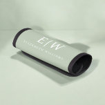 Elegantes Berufliches Monogramm Minimalistisch Gepräckgriffwickel<br><div class="desc">Unsere elegante Berufliche Monogram Minimalistisch Collection: Steigern Sie Ihren Stil mit zeitloser Eleganz und Eleganz. Diese Kollektion wurde mit viel Liebe zum Detail gestaltet und bietet minimalistische Designs, die mit Ihrem personalisierten Monogramm verziert sind. Jedes Stück verströmt Professionalität und Raffinesse, perfekt um in jedem Ambiente einen bleibenden Eindruck zu machen....</div>