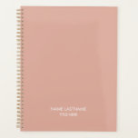 Elegantes berufliches staubrosa Namensjahr Planer<br><div class="desc">Minimalistische rosa und weiße Sondertexte moderne,  elegante personalisierte Planer. Vollständig anpassbarer weißer Text,  staubiger rosa schlichter,  solider Hintergrund. Sie können es mit Namen und Nachnamen und Titel,  Jahr,  Firmenname,  Fachleuten,  Unternehmen usw. anpassen</div>