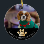 Elegantes Black and Gold Dog's First Christmas Fot Keramik Ornament<br><div class="desc">Niedliche Ornamente,  um die erste Weihnachtsfeier deines Hundes zu feiern. Personalisieren Sie es mit Ihrem Lieblingsbild und dem Namen Ihres Haustieres. Das ist auch toll als Weihnachtsgeschenk. Personalisieren Sie sich auch mit dem Jahr. Das Foto wird sowohl vorne als auch hinten angezeigt. Mehr Angebote in unserem Shop!</div>