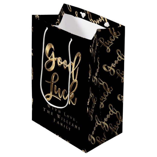 Elegantes Black and Gold Look Script Viel Glück Mittlere Geschenktüte (Vorderseite Schrägansicht)