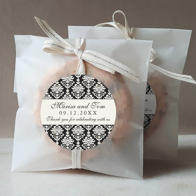 Elegantes Black and Ivory Damask Wedding Monogram Runder Aufkleber (Von Creator hochgeladen)