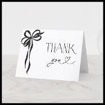 Elegantes Black Bow-Brautparty Dankeschön-Karte Dankeskarte<br><div class="desc">Dankbarkeit ist eine Kunstform, und diese elegante Black Bow Dankeschön Card bietet eine raffinierte Möglichkeit, Wertschätzung auszudrücken. Diese Karte ist mit einem anmutigen handbemalten Band und einer ausgeklügelten Typografie gestaltet und verkörpert zeitlose Eleganz. Sie eignet sich hervorragend, um nach einem Brautparty, einer Hochzeit oder einer besonderen Ansammlung herzlichen Dank zu...</div>