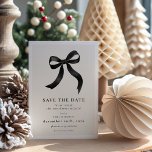 Elegantes Black Bow Christmas Party Save The Date<br><div class="desc">Erzählen Sie Ihren Lieben das stilvollste Urlaubsereignis der Saison mit unserer schlanken Weihnachtskarte in schwarzem Party Save the Date. Dieses exquisite Design zeigt einen zeitlosen schwarzen Coquette-Bogen und eine anpassbare Vorlage, um Ihre eigene persönliche Touch hinzuzufügen. Machen Sie sich bereit, Ihre Gäste mit einer eleganten Feier zu beeindrucken, wie sie...</div>