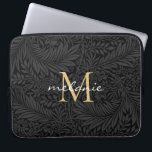 Elegantes Black Gold Floral Script Monogram Laptopschutzhülle<br><div class="desc">Elegantes Schwarz/Gold Vintages florales botanisches Muster mit Monogramm und Skriptnamen.</div>