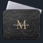 Elegantes Black Gold Floral Script Monogram Laptopschutzhülle<br><div class="desc">Elegantes Schwarz/Gold Vintages florales botanisches Muster mit Monogramm und Skriptnamen.</div>