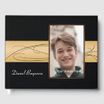 Elegantes Black Gold Foto Bar Mitzvah Gästebuch<br><div class="desc">Mit diesem Gästebuch mit einem Foto Ihres jungen Mannes und einem eleganten Schwarz-Gold-Design schaffen Sie einen wunderbaren Sake Ihrer Bar Mitzvah-Feier. Auch die Koordinierung der Einladungen ist möglich.</div>
