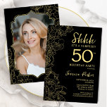 Elegantes Black Gold Foto Überraschung 50. Geburts Einladung<br><div class="desc">Elegante Schwarz-Gold-Überraschung 50. Geburtstagsfeier Einladung mit Ihrem Foto auf der Kartenrückseite. Modernes,  feminines Design mit botanischen Akzenten und Typografie-Script-Schriftart. Einfache florale Einladungskarte perfekt für eine stilvolle weibliche Überraschung am Tag. Kann für jedes Alter angepasst werden. Gedruckte Zazzle Einladungen oder Sofortdownload digitalen druckbaren Vorlage.</div>