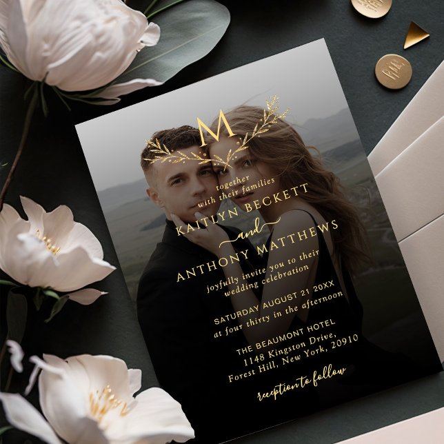 Elegantes Black & Gold Monogram Wreath Foto Hochze Einladung (Von Creator hochgeladen)