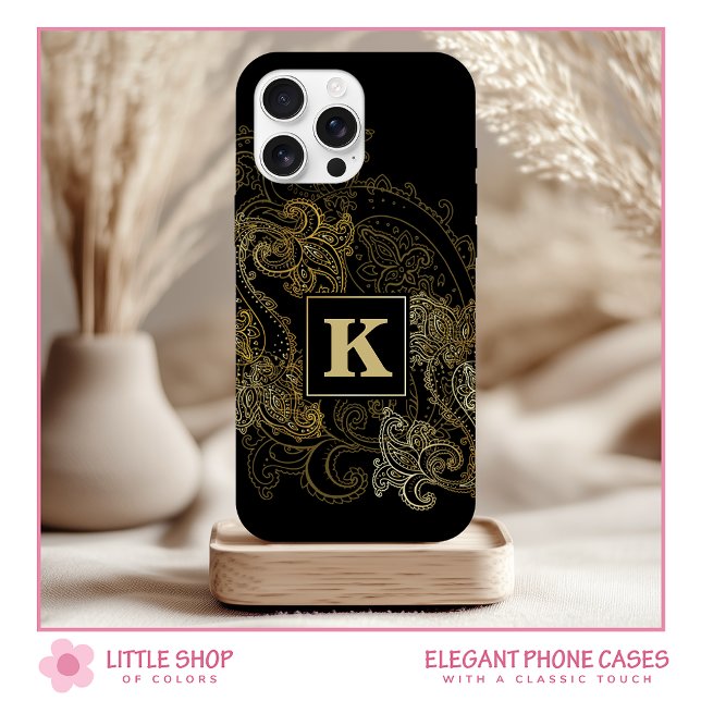 Elegantes Black Gold Paisley Muster Monogram iPhone 16 Hülle (Von Creator hochgeladen)