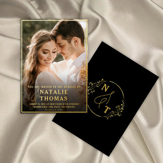 Elegantes Black-Gold-Script-Foto-Hochzeitsmongram Folieneinladung