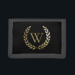 Elegantes Black Laurel Wreath Monogramm Trifold Geldbörse<br><div class="desc">Dieses elegante Portemonnaie zeigt Ihr Monogramm in Imitat Gold,  gerahmt durch einen passenden goldenen Lorbeerkranz auf schwarzem Hintergrund. Auf der Rückseite des Gepäckanhängers befindet sich ein Steckplatz für Ihre Kontaktdaten. Entworfen von Susan Coffey.</div>