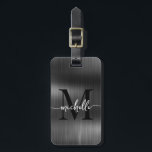 Elegantes Black Metal Gold Monogram, Initialskript Gepäckanhänger<br><div class="desc">Girly Stylish Moderne elegante Monogram Initial Name Script Black Metal Custom Personalisierte Personalisiert Luggage Bag Tag. Dieses Design mit einem Vornamen in einer hübschen Hand Schwanz-Schriftart-Kalligraphie (oder Typografie) mit Monogramm Initial, Adresse Informationen über Imitate schwarz metallische Folie Hintergrund. Diese sind einfach zu anpassen. Stilvolles Frauengeschenk für Hochzeit, Brautparty, 16 Geburtstag,...</div>