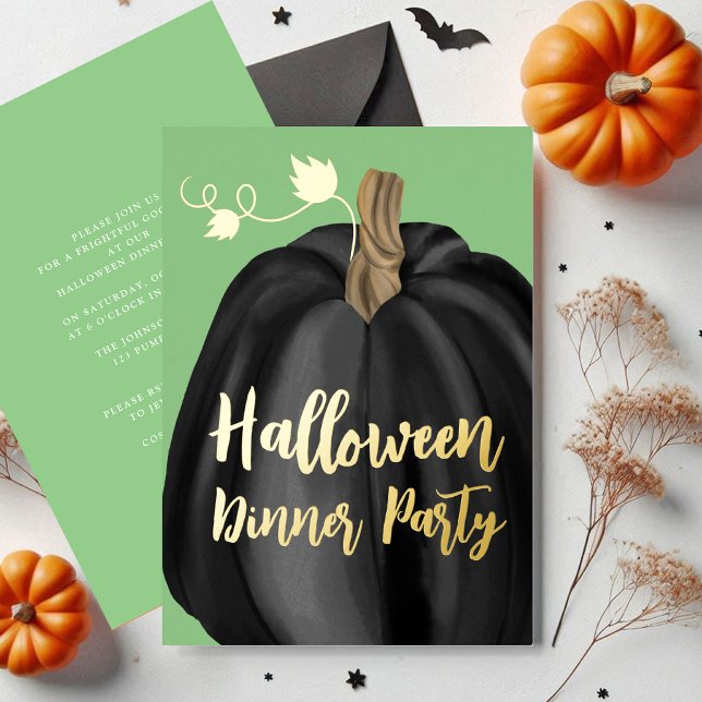 Elegantes Black Pumpkin Halloween Abendessen Party Folieneinladung (Green Gold Script Pumpkin Halloween Dinner Party Foil Invitation)