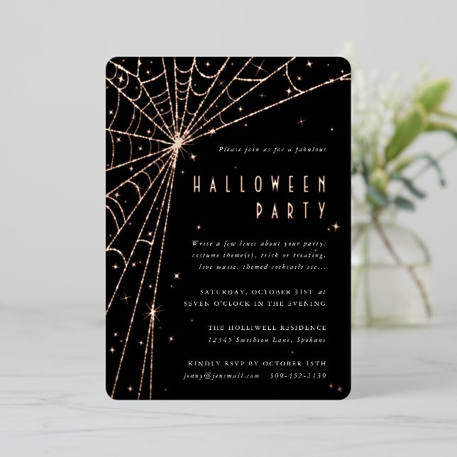 Elegantes Black Spider Web-Halloween-Party Folieneinladung (Stehend vorne)