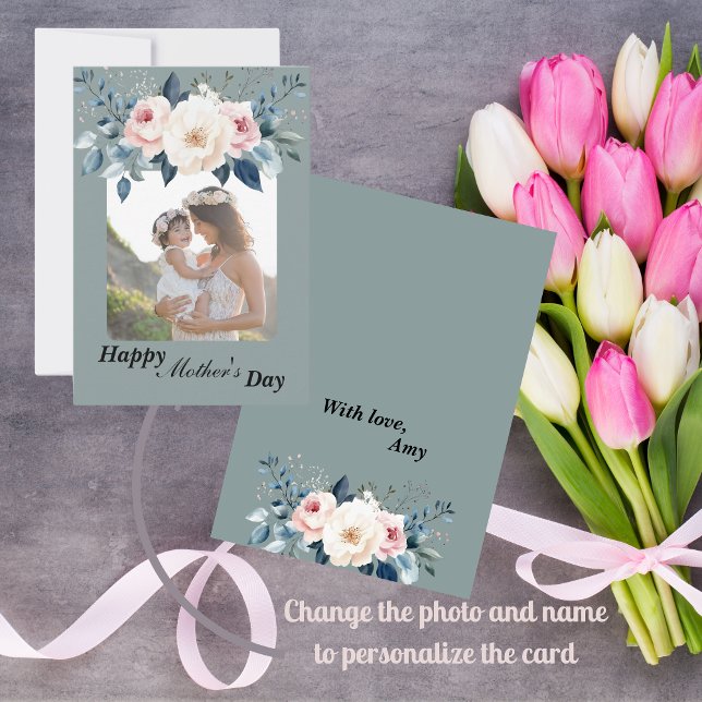 Elegantes Blau & Blush Hellblauer Hintergrund (Surprise your mom with this elegant floral Mother's Day card!)