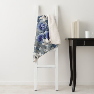Elegantes Blau und Weiße Rosen und Lilien Sherpadecke