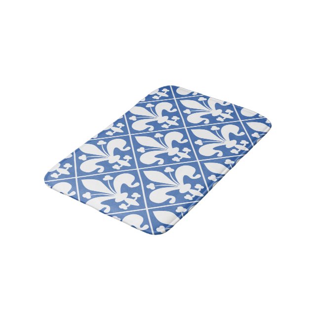 Elegantes Blau und White Fleur de Lys French Badematte (Schrägansicht)