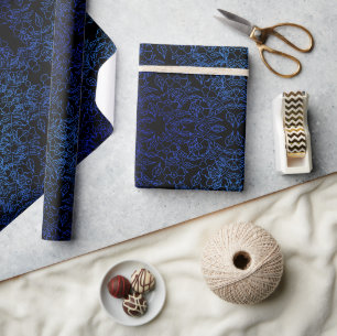 Elegantes blaues Blumenmuster auf schwarz Geschenkpapier